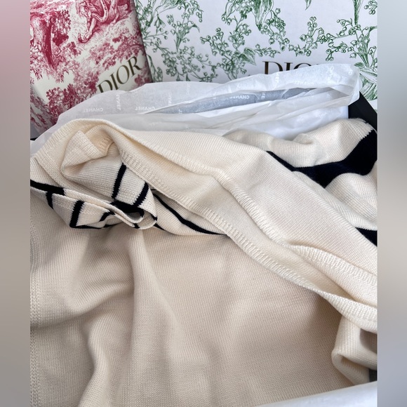 Brandnew Chanel scarf(never worn) - Picture 3 of 4